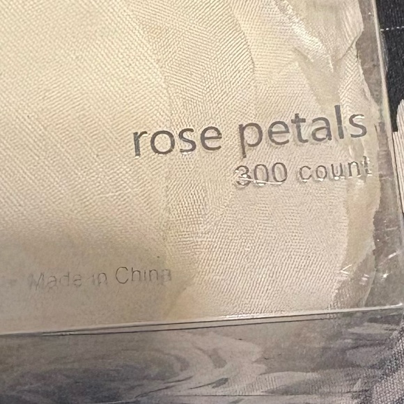 NEW-Studio His & Hers Ivory Rose Petals - Picture 3 of 4